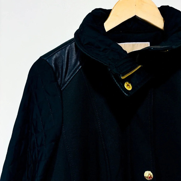 MICHAEL KORS Black coat with quilted sleeves and fleece interior - Picture 4 of 11